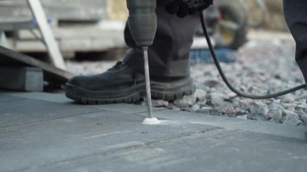 Builder Faz Buraco Parede Com Uma Broca Martelo Close Perfuração — Vídeo de Stock