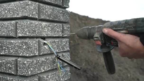 Builder Drills Lubang Dinding Dengan Bor Hammer Close Dari Palu — Stok Video