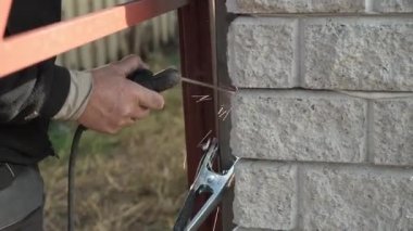 Kaynakçı metal bir boru kaynak yapar. Demir kaynaklama