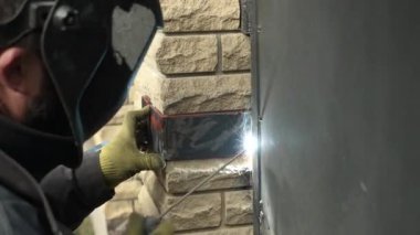 Kaynakçı metal bir boru kaynak yapar. Demir kaynaklama