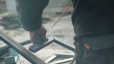 Kaynakçı metal bir boru kaynak yapar. Demir kaynaklama