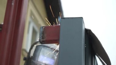 Kaynakçı metal bir boru kaynak yapar. Demir kaynaklama