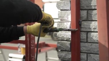 Kaynakçı metal bir boru kaynak yapar. Demir kaynaklama