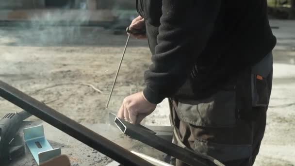 Welder Welds Metal Pipe Iron Welding — Stock Video