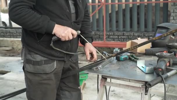 Welder Welds Metal Pipe Iron Welding — Stock Video