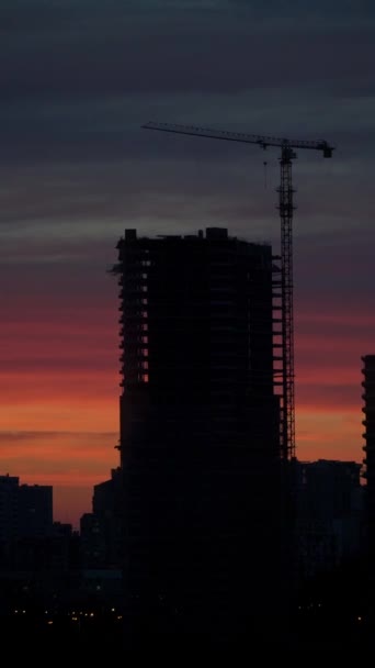 Zachód Słońca Tle Dużego Placu Budowy Kilkoma Dźwigami Roboczymi Niedokończonymi — Wideo stockowe