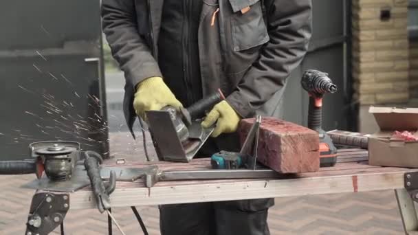労働者はアングルグラインダーを生産する 労働者研削金属 錆を除去する 明るい火花とフラッシュ — ストック動画