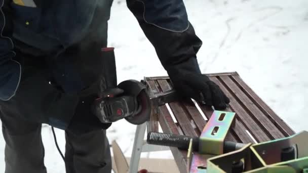 工人使用角磨床生产 工人研磨金属 灿烂的火花和闪光 — 图库视频影像