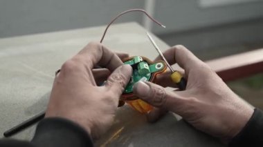 Elektrikçi kapı için sarı sinyal lambasını bağlıyor. Sarı lamba uyarısı