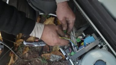 Elektrikçi, konnektörleri kullanarak kabloları otomasyon ve elektronik ekipmanlara bağlıyor. Elektrikli aletlerin elektrik kablolarının bağlantısı