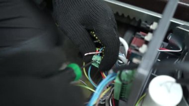 Elektrikçi, konnektörleri kullanarak kabloları otomasyon ve elektronik ekipmanlara bağlıyor. Elektrikli aletlerin elektrik kablolarının bağlantısı