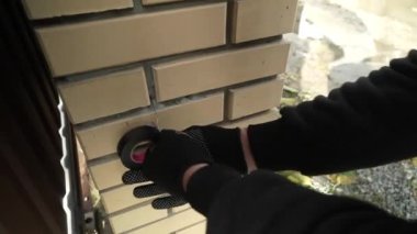 Elektrikçi koruma bandıyla elektrik telini ayırıyor.