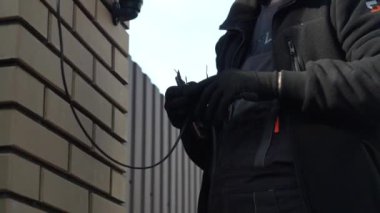 Elektrikçi elektrik kablolarının kurulumunu hazırlıyor. Elektrikçi kurulum için kablolar hazırlıyor