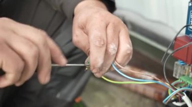 Elektrikçi, konnektörleri kullanarak kabloları otomasyon ve elektronik ekipmanlara bağlıyor. Elektrikli aletlerin elektrik kablolarının bağlantısı