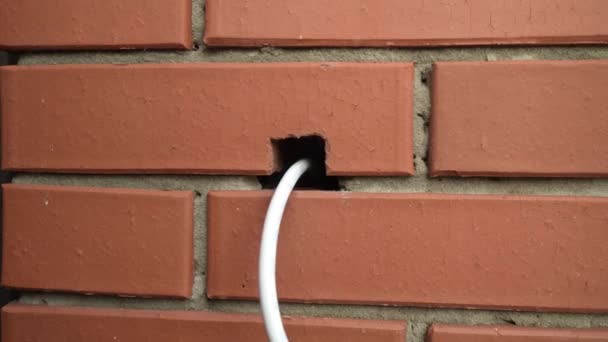 电线从砖墙中拔出 — 图库视频影像