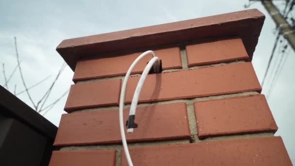 Elektrik Kabloları Tuğla Duvardan Sökülüyor — Stok video