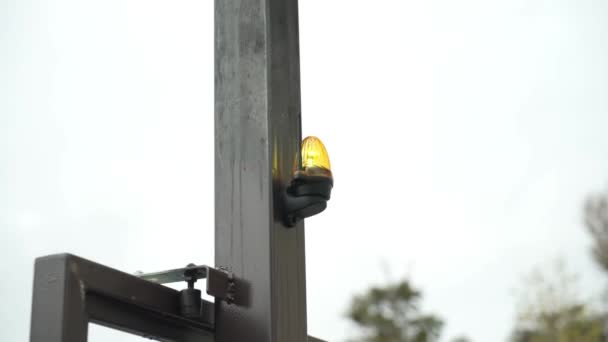 Signální Lampa Pro Bránu Varovný Žlutý Blikající Maják Vchodu Území — Stock video