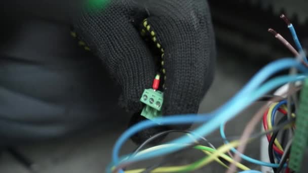 在自动化和电子设备中 电工使用连接器安装电线以连接电线 电器电线的连接 — 图库视频影像