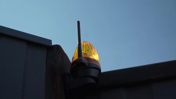 Сигнальна Лампа Воріт Попередження Жовтий Блимає Маяк Біля Входу Територію — стокове відео