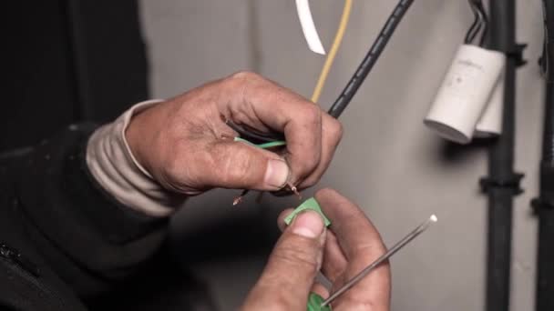 Elektrikçi Konnektörleri Kullanarak Kabloları Otomasyon Elektronik Ekipmanlara Bağlıyor Elektrikli Aletlerin — Stok video
