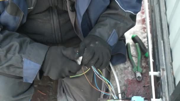 Électricien Prépare Installation Câblage Électrique Électricien Prépare Les Câbles Pour — Video