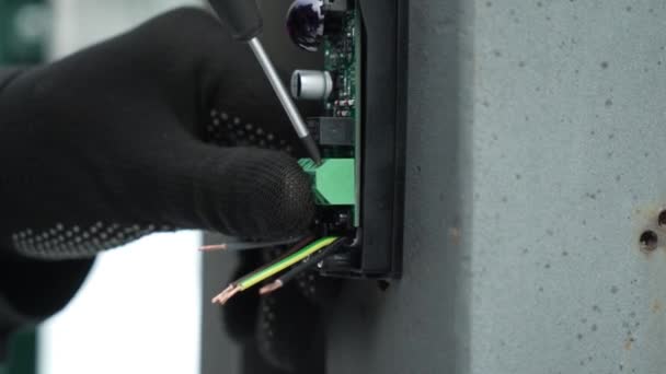 電気技師は コネクタを使用して 自動化および電子機器のワイヤーを接続するための配線を設置しています 電気機器の電線の接続について — ストック動画