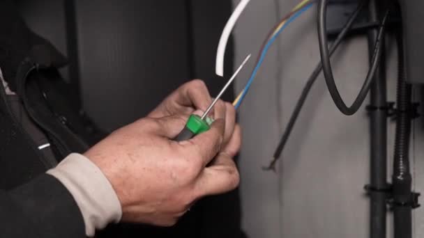 Eletricista Instala Fiação Usando Conectores Para Conectar Fios Equipamentos Automação — Vídeo de Stock
