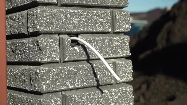 Elektrik Kabloları Tuğla Duvardan Sökülüyor — Stok video
