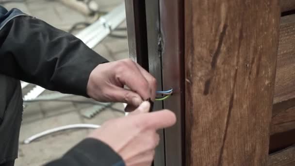 电工准备安装电线 电工准备安装电缆 — 图库视频影像