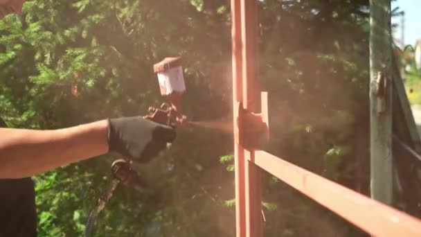 Handwerker Bemalt Eine Metallkonstruktion Mit Einer Spritzpistole Arbeiter Trägt Farbe — Stockvideo
