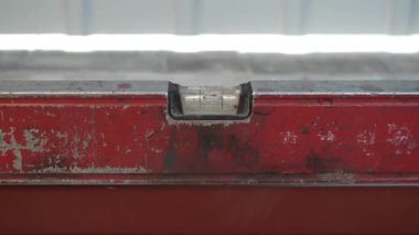 Baloncuk Düzey Aracı 'nın yakın çekimi. İnşaat alanında seviye aracı