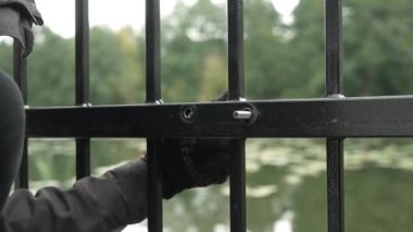 İnşaat işçisi metal bir anahtarla cıvatayı sıkıyor. Fındık ve cıvataları sıkan bir işçinin yakın çekimi