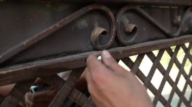 İnşaat işçisi metal bir anahtarla cıvatayı sıkıyor. Fındık ve cıvataları sıkan bir işçinin yakın çekimi