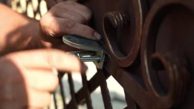 Bir somunu cıvataya sıkıştıran bir montajcının elleri