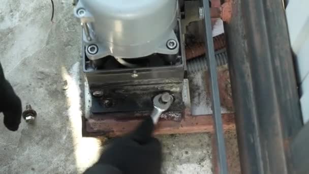 Trabalhador Construção Aperta Parafuso Com Uma Chave Metal Close Trabalhador — Vídeo de Stock