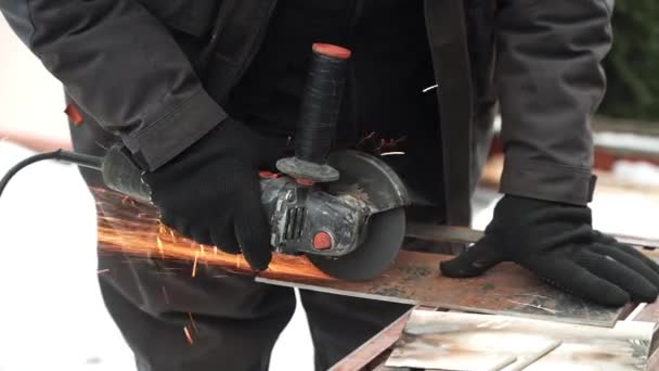 用角磨床切割金属管的工人 灿烂的火花和闪光 — 图库视频影像