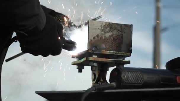 Welder Welds Metal Pipe Iron Welding Welding Sparks — Stock Video