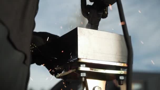 ウェルダーは金属パイプを溶接する 鉄溶接について スパーク — ストック動画