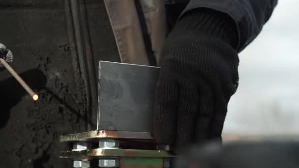 Kaynakçı Metal Bir Boru Kaynak Yapar Demir Kaynaklama Kaynak Kıvılcımları — Stok video