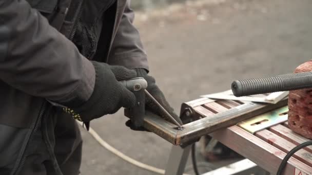 Kaynakçı Metal Bir Boru Kaynak Yapar Demir Kaynaklama Kaynak Kıvılcımları — Stok video