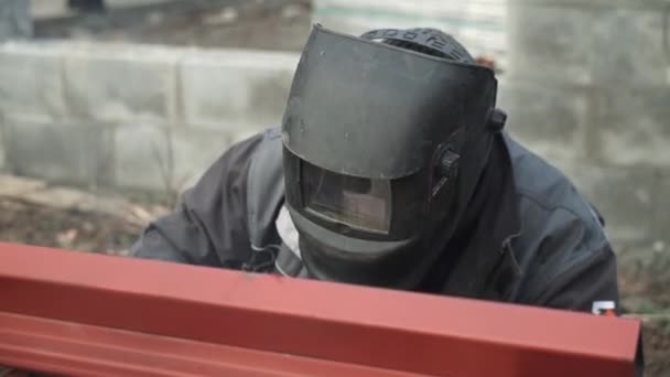 戴防护头盔的焊机使用焊接 焊机焊接金属管 铁焊焊接火花 — 图库视频影像