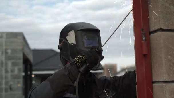 Soldador Casco Protector Utiliza Soldadura Soldador Solda Una Tubería Metal — Vídeos de Stock