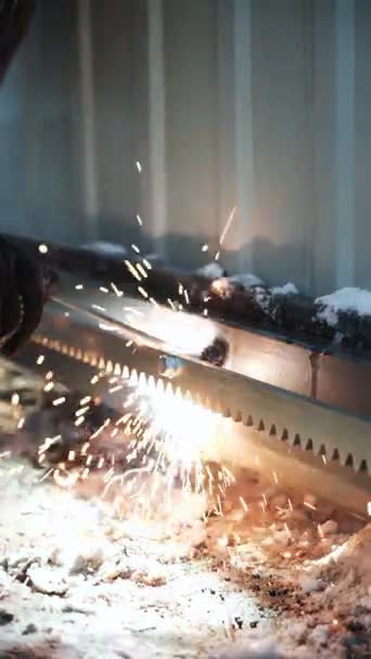 Welder Welds Pipa Logam Pengelasan Besi Welding Sparks — Stok Video