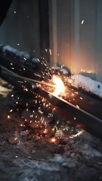 Welder Welds Metal Pipe Iron Welding Welding Sparks — Stock Video