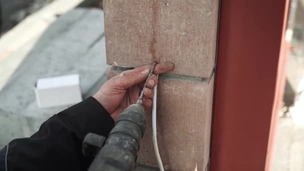 建筑工人用铁锤钻在墙上钻了个洞 锤头钻孔机打孔的特写 — 图库视频影像