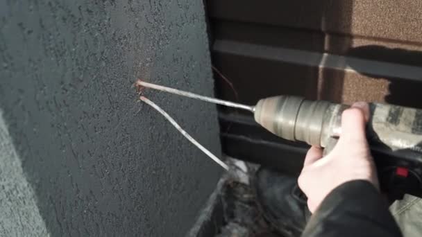 건축업자 교련을 구멍을 교련하십시오 구멍을 만드는 천공기의 클로즈업 — 비디오