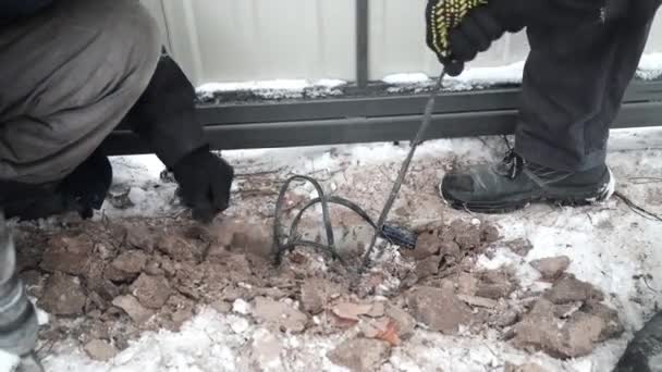 Builder Faz Buraco Parede Com Uma Broca Martelo Close Perfuração — Vídeo de Stock