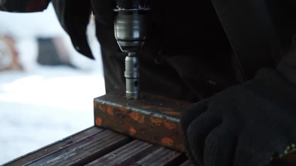 Nahaufnahme Des Bohrers Bohren Metallrohr Bohren Eines Lochs Das Quadratische — Stockvideo