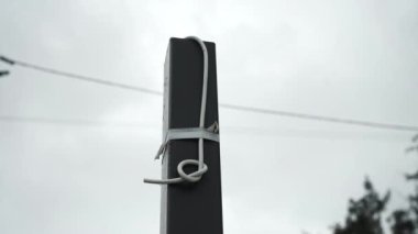 Elektrik kabloları tuğla duvardan sökülüyor.