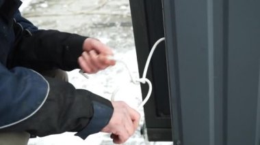 Elektrikçi elektrik kablolarının kurulumunu hazırlıyor. Elektrikçi kurulum için kablolar hazırlıyor